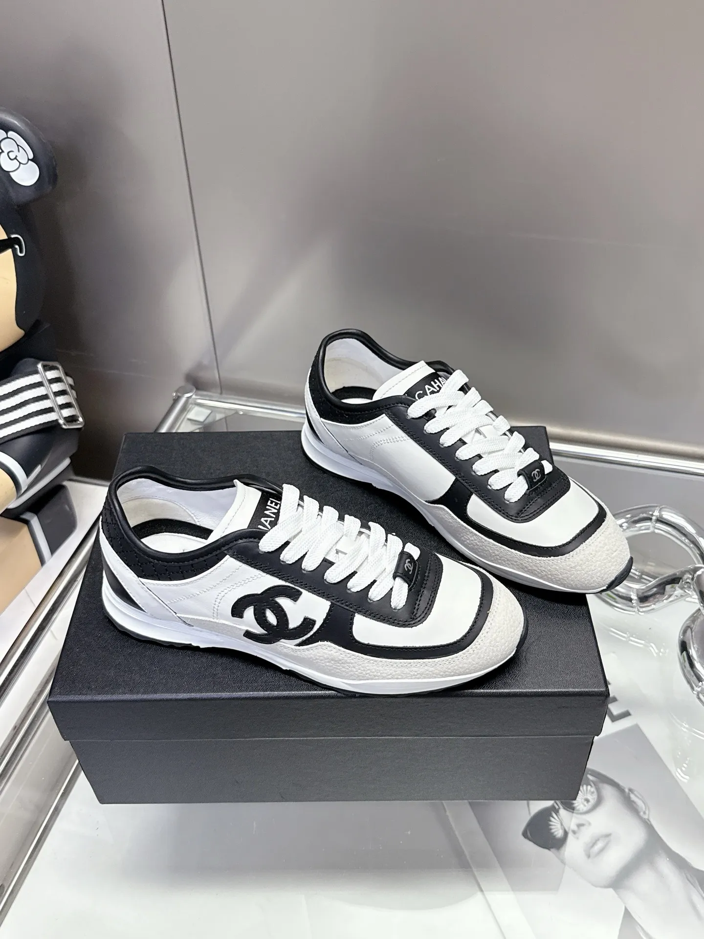 👟👟Ex-factory price 500👟👟 (size 35-40) Chanel 25p panda sneakers! It’s really out of the spotlight recently, and there’s a reason why it’s so popular! The upper is made of first-layer calfskin, with a sheepskin lining, which is breathable and comfortable. It has a full whitening effect and can easily show off your slender legs when paired with any style of clothes. Whoever wears it will look better~ The comfort level is simply amazing. Beauty and comfort coexist, and they are extremely versatile. Wearing it can easily walk ten or twenty thousand steps without any pressure, and it feels light and breathable. The classic black and white color scheme is really the best for spring and summer wear! No matter what kind of clothes you wear in daily life, you can never go wrong. You can mix and match them beautifully and look very delicate and stylish. People with wide feet don’t have to worry about making their feet look fat. Wearing it will make your feet look better. I really love this pair of shoes. Come and get a pair to make your steps more comfortable and fashionable!